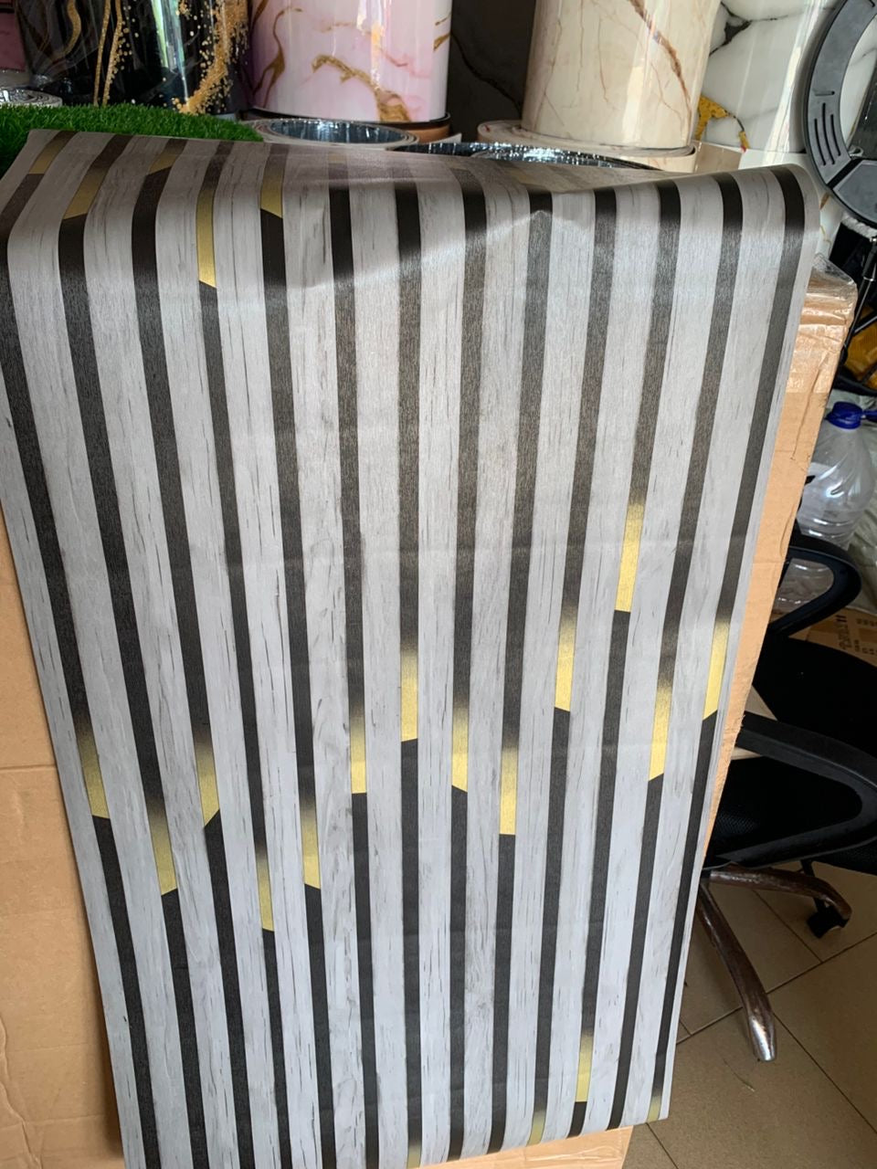 Papier Peint vinyle autocollant - le rouleau